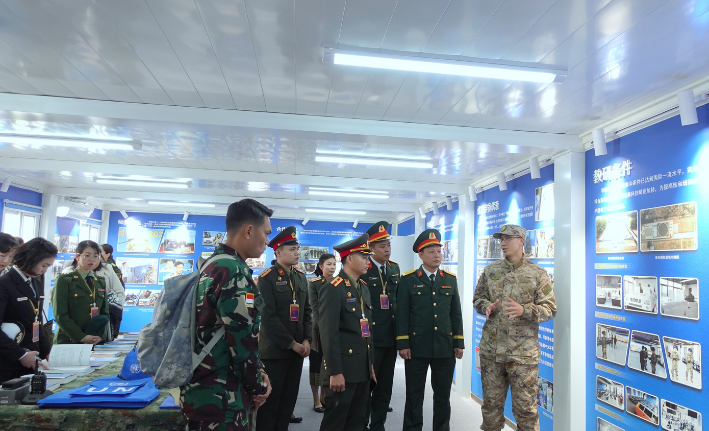 Sĩ quan trẻ các nước ASEAN và Trung Quốc tham gia một hoạt động trong khuôn khổ chương trình giao lưu. Sĩ quan trẻ các nước ASEAN và Trung Quốc tham gia một hoạt động trong khuôn khổ chương trình giao lưu.