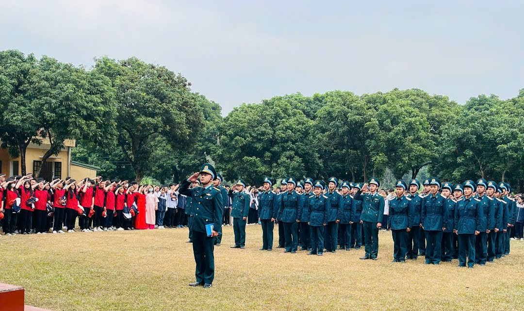 Hơn 300 học sinh khối lớp 9 Trường THCS xã Cổ Đông tham quan, trải nghiệm thực tế tại Đoàn Không quân Ba Vì. Hơn 300 học sinh khối lớp 9 Trường THCS xã Cổ Đông tham quan, trải nghiệm thực tế tại Đoàn Không quân Ba Vì.