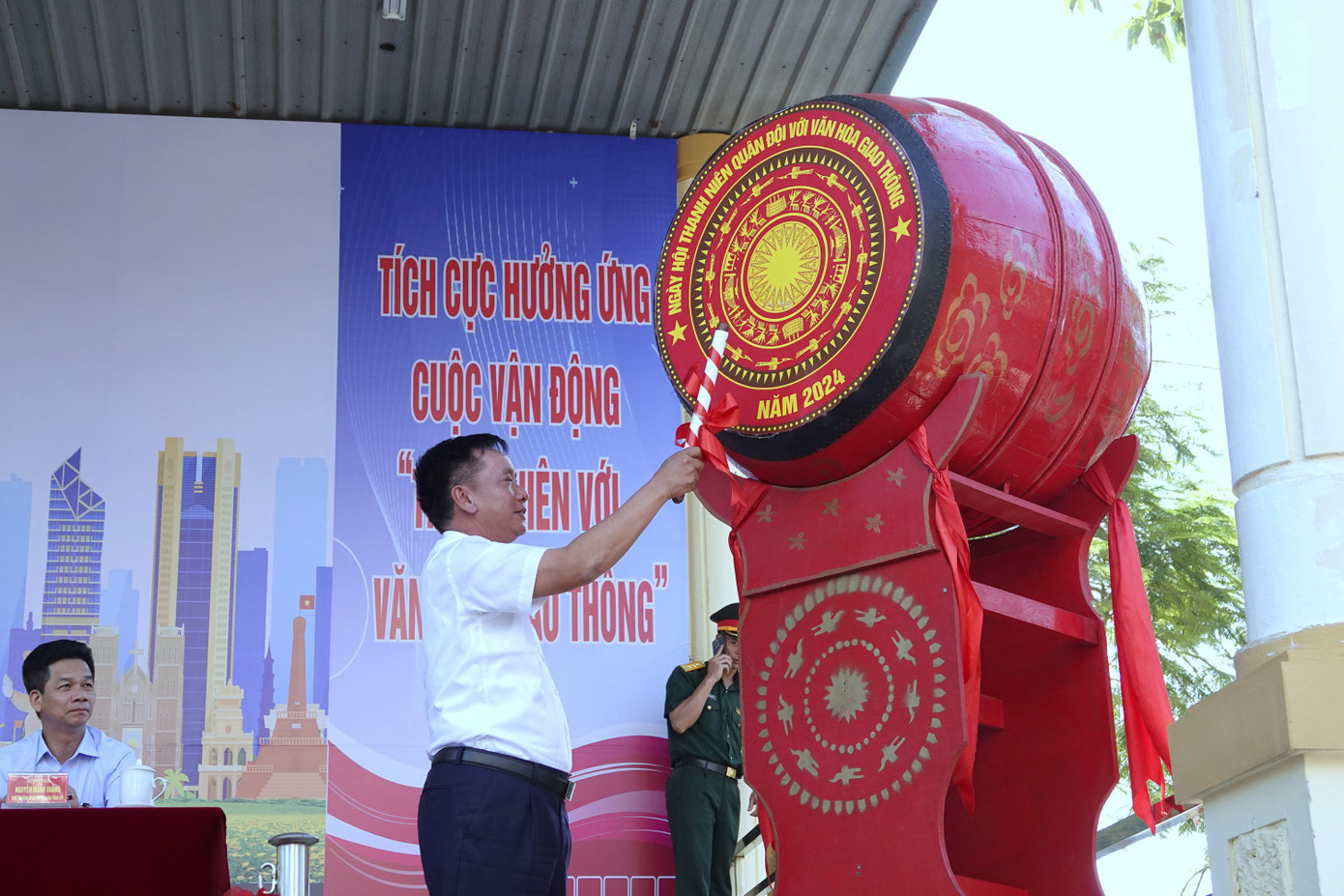 Phó Chủ tịch UBND tỉnh Hải Dương Trần Văn Quân đánh trống phát động ngày hội.