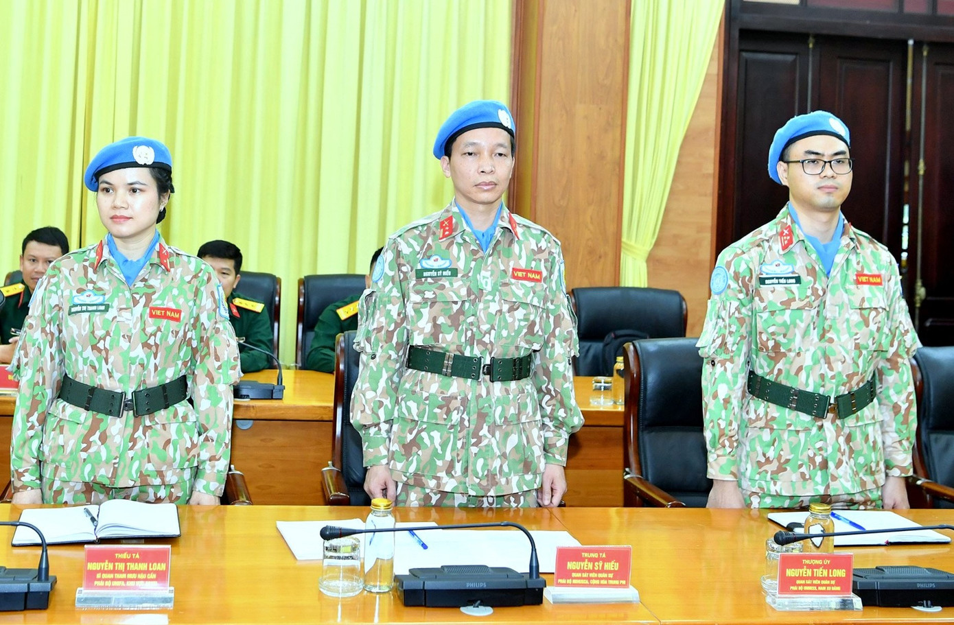 Từ trái qua: Thiếu tá Nguyễn Thị Thanh Loan, Trung tá Nguyễn Sỹ Hiếu, Thượng úy Nguyễn Tiến Long.