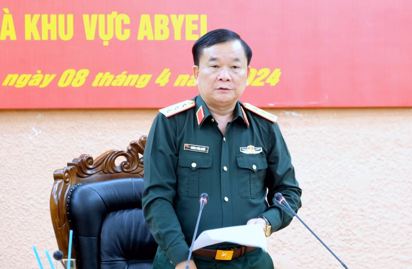 Thượng tướng Hoàng Xuân Chiến phát biểu giao nhiệm vụ cho 3 sĩ quan. Thượng tướng Hoàng Xuân Chiến phát biểu giao nhiệm vụ cho 3 sĩ quan.
