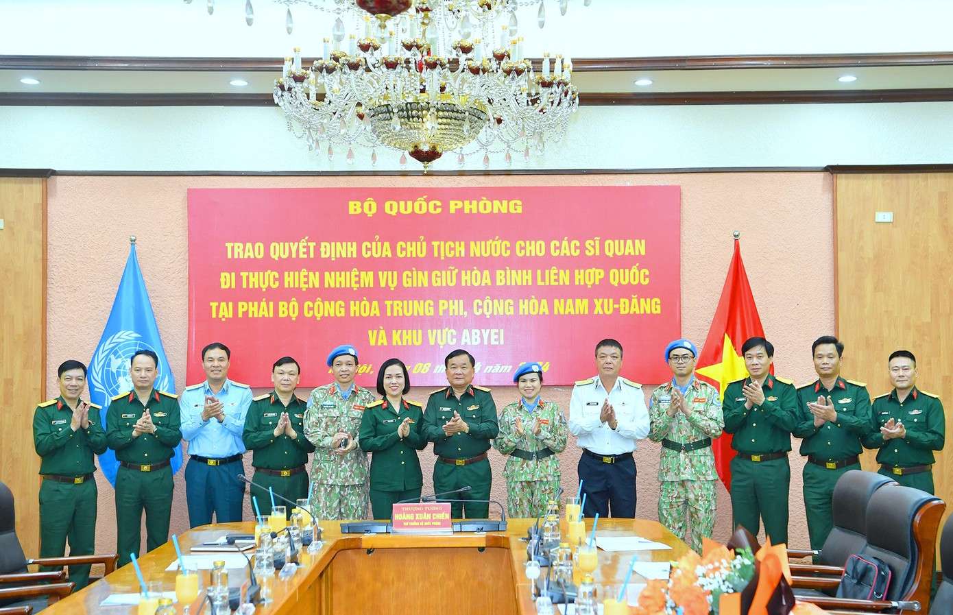 Các đại biểu dự lễ trao quyết định.