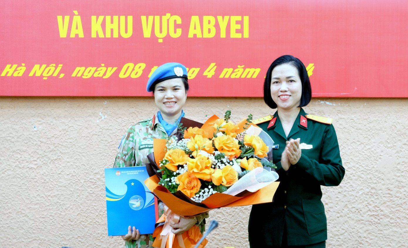 Lãnh đạo Ban Phụ nữ Quân đội chúc mừng, động viên Thiếu tá Nguyễn Thị Thanh Loan.