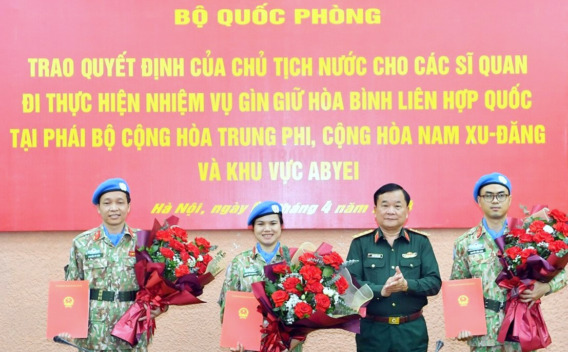 Thượng tướng Hoàng Xuân Chiến trao các quyết định cho 3 sĩ quan đi làm nhiệm vụ GGHB LHQ, ngày 8/4.