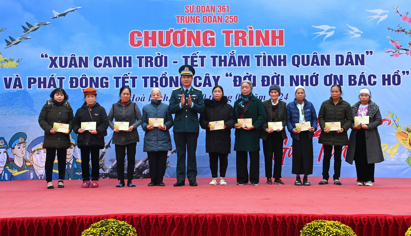 Trao quà tặng gia đình chính sách và học sinh nghèo vượt khó.