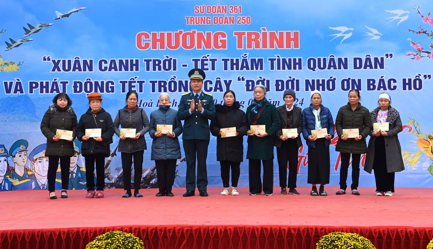Trao quà tặng gia đình chính sách và học sinh nghèo vượt khó.
