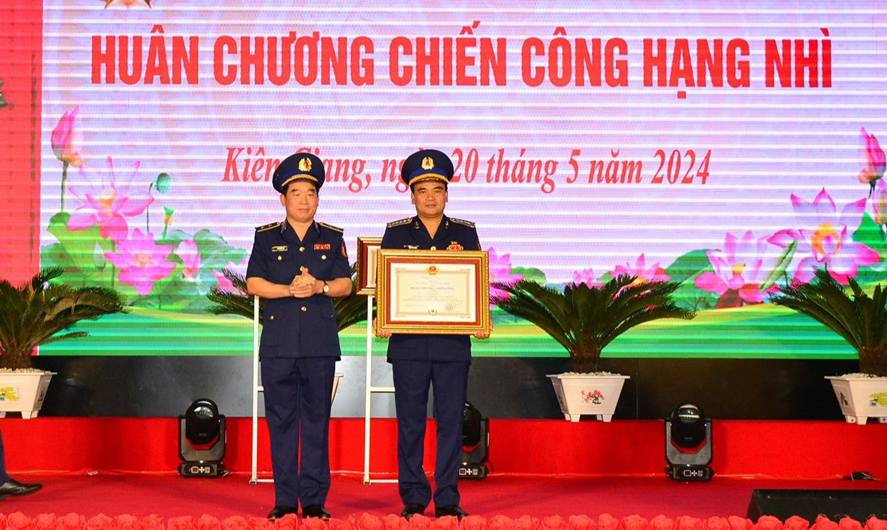 Thừa ủy quyền của lãnh đạo các cấp, Trung tướng Bùi Quốc Oai - Chính ủy Cảnh sát biển Việt Nam, trao Huân chương Chiến công hạng Nhì tặng Đại tá Trần Văn Lượng - Tư lệnh Vùng Cảnh sát biển 4. Thừa ủy quyền của lãnh đạo các cấp, Trung tướng Bùi Quốc Oai - Chính ủy Cảnh sát biển Việt Nam, trao Huân chương Chiến công hạng Nhì tặng Đại tá Trần Văn Lượng - Tư lệnh Vùng Cảnh sát biển 4.