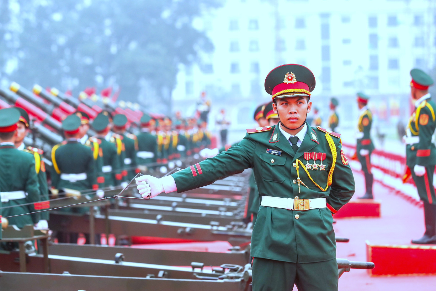 Lực lượng Pháo binh bắn pháo lễ.