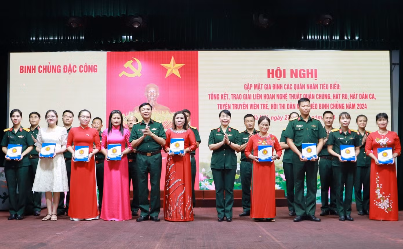 Dịp này, 20 gia đình quân nhân tiêu biểu của Binh chủng đã được trao tặng những phần quà ý nghĩa.