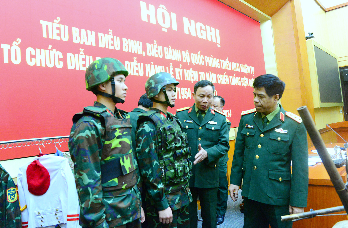 Thượng tướng Nguyễn Văn Nghĩa kiểm tra các mẫu trang phục, trang cụ phục vụ Lễ kỷ niệm 70 năm Chiến thắng Điện Biên Phủ.