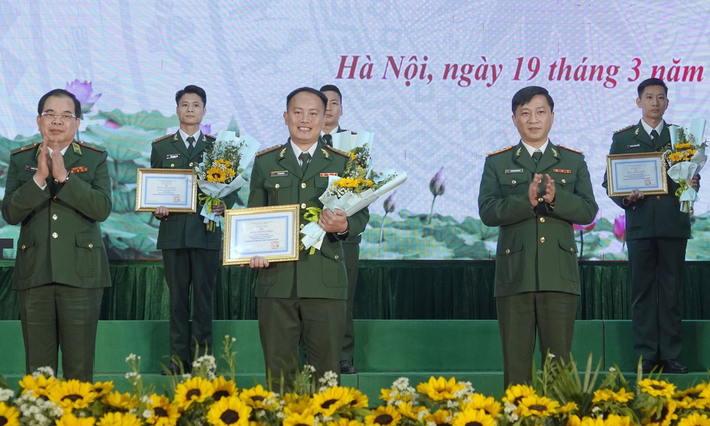 Lãnh đạo Bộ đội Biên phòng và Ban Thanh niên Quân đội trao thưởng cho 10 Gương mặt trẻ triển vọng BĐBP năm 2023. Lãnh đạo Bộ đội Biên phòng và Ban Thanh niên Quân đội trao thưởng cho 10 Gương mặt trẻ triển vọng BĐBP năm 2023.