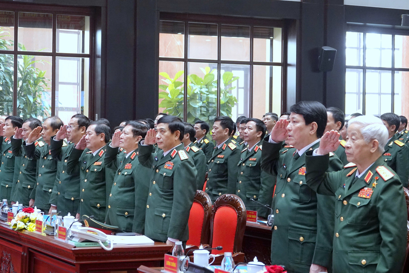 Các đại biểu tham dự chương trình làm lễ chào cờ. Các đại biểu tham dự chương trình làm lễ chào cờ.