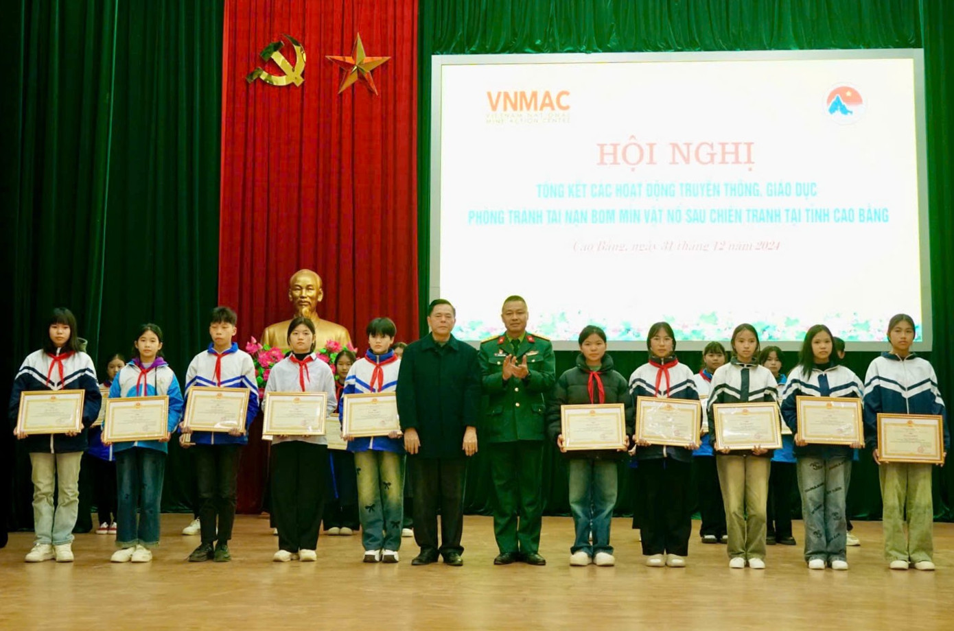 Trao giải Cuộc thi “Đại sứ học đường trong khắc phục hậu quả bom mìn, vật liệu nổ do chiến tranh để lại” cho các học sinh tỉnh Cao Bằng. Trao giải Cuộc thi “Đại sứ học đường trong khắc phục hậu quả bom mìn, vật liệu nổ do chiến tranh để lại” cho các học sinh tỉnh Cao Bằng.