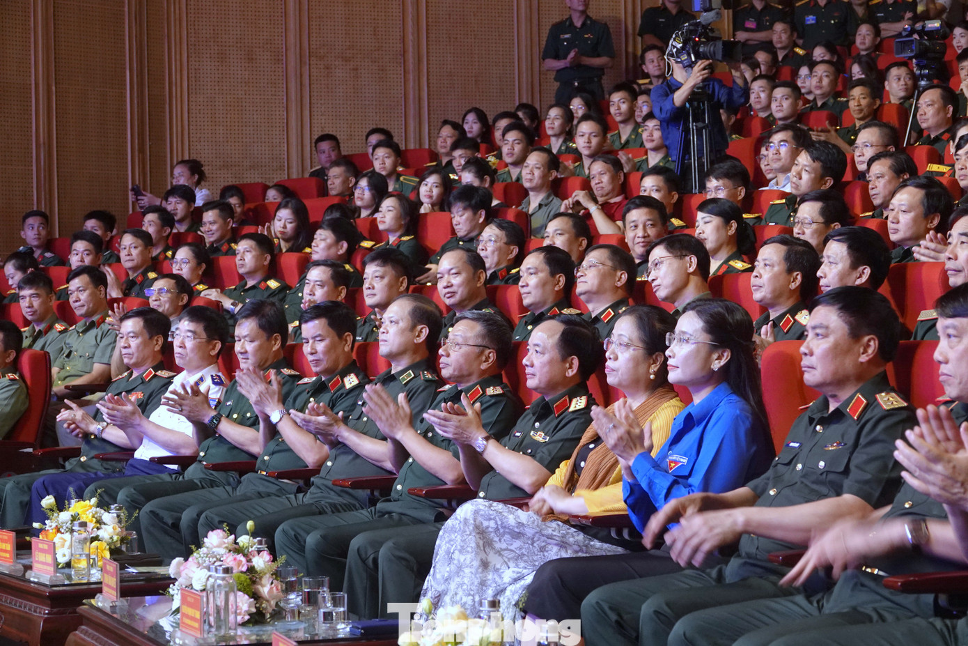 Các đại biểu dự khai mạc Liên hoan tại Khu vực 3, tối 11/7.