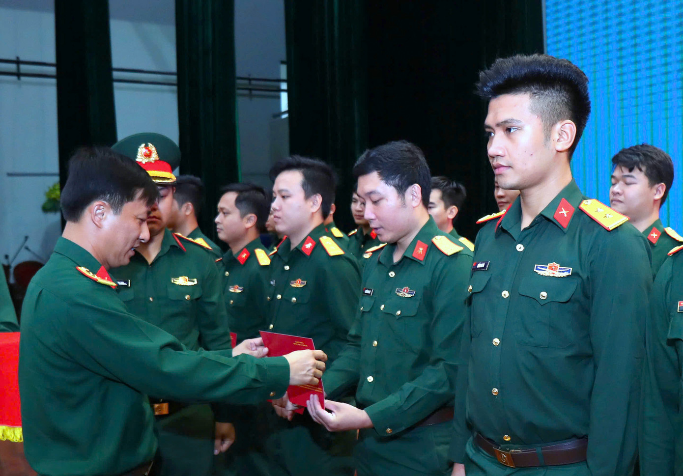 Ban tổ chức trao chứng nhận cho học viên là cán bộ Đoàn, cán bộ đảm nhiệm công tác thanh niên trong Quân đội, tại chương trình bế mạc lớp bồi dưỡng. Ban tổ chức trao chứng nhận cho học viên là cán bộ Đoàn, cán bộ đảm nhiệm công tác thanh niên trong Quân đội, tại chương trình bế mạc lớp bồi dưỡng.