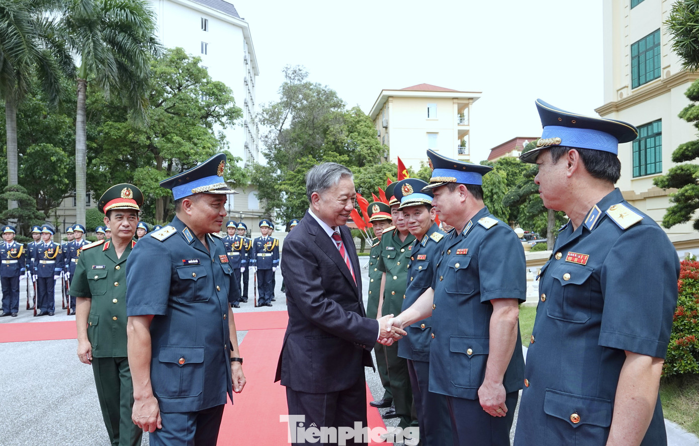 Lãnh đạo Bộ Quốc phòng, Quân chủng Phòng không - Không quân đón Chủ tịch nước.