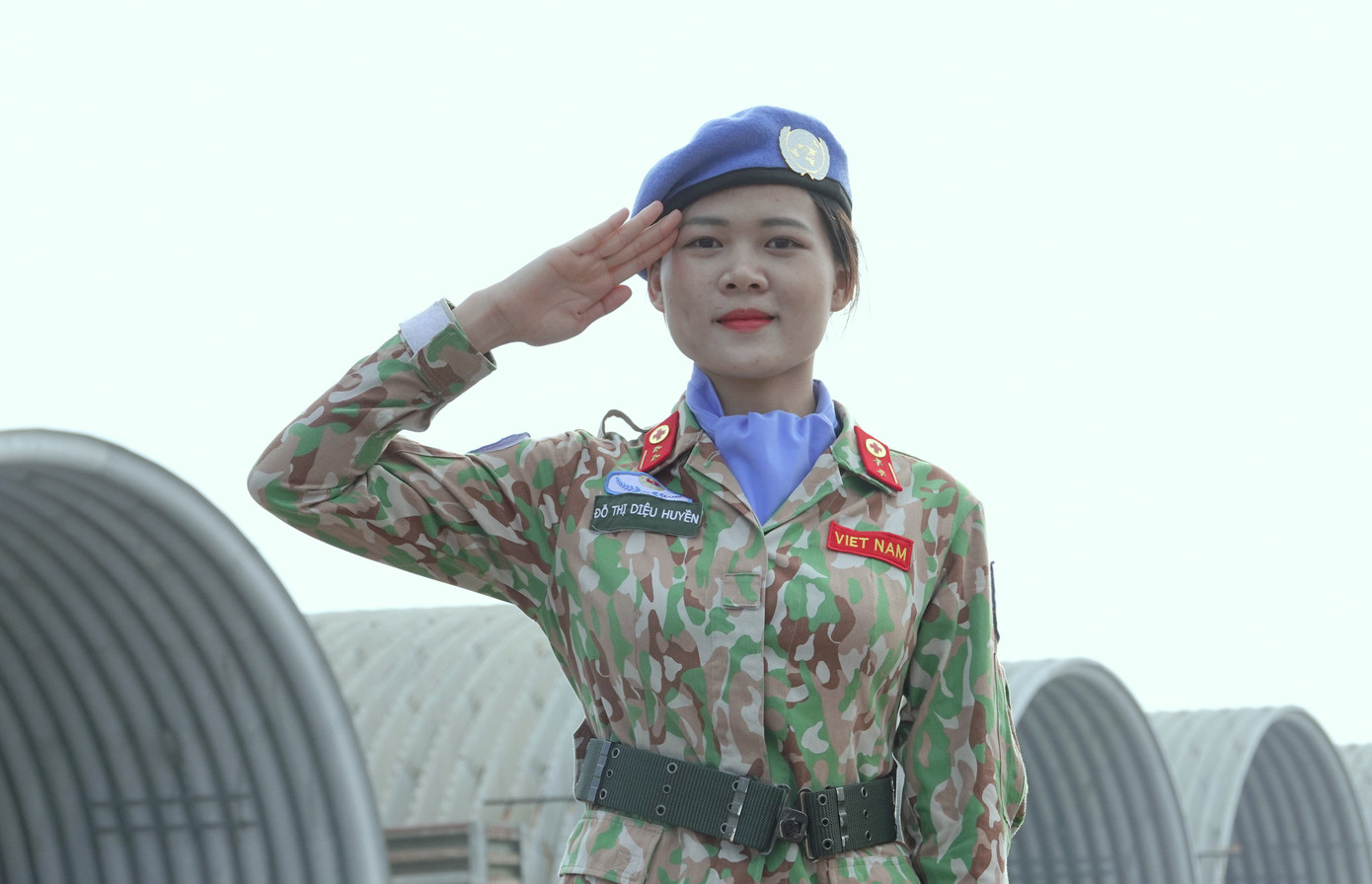 Nữ trung úy 23 tuổi chia sẻ, những kiến thức về ngoại ngữ, đối ngoại quốc phòng... mà chị thu nạp được trong thời gian học tập tại Học viện Khoa học Quân sự - cái nôi đào tạo ngoại ngữ hàng đầu của Quân đội là điểm cộng giúp chị trở thành sĩ quan gìn giữ hòa bình Liên Hợp Quốc.