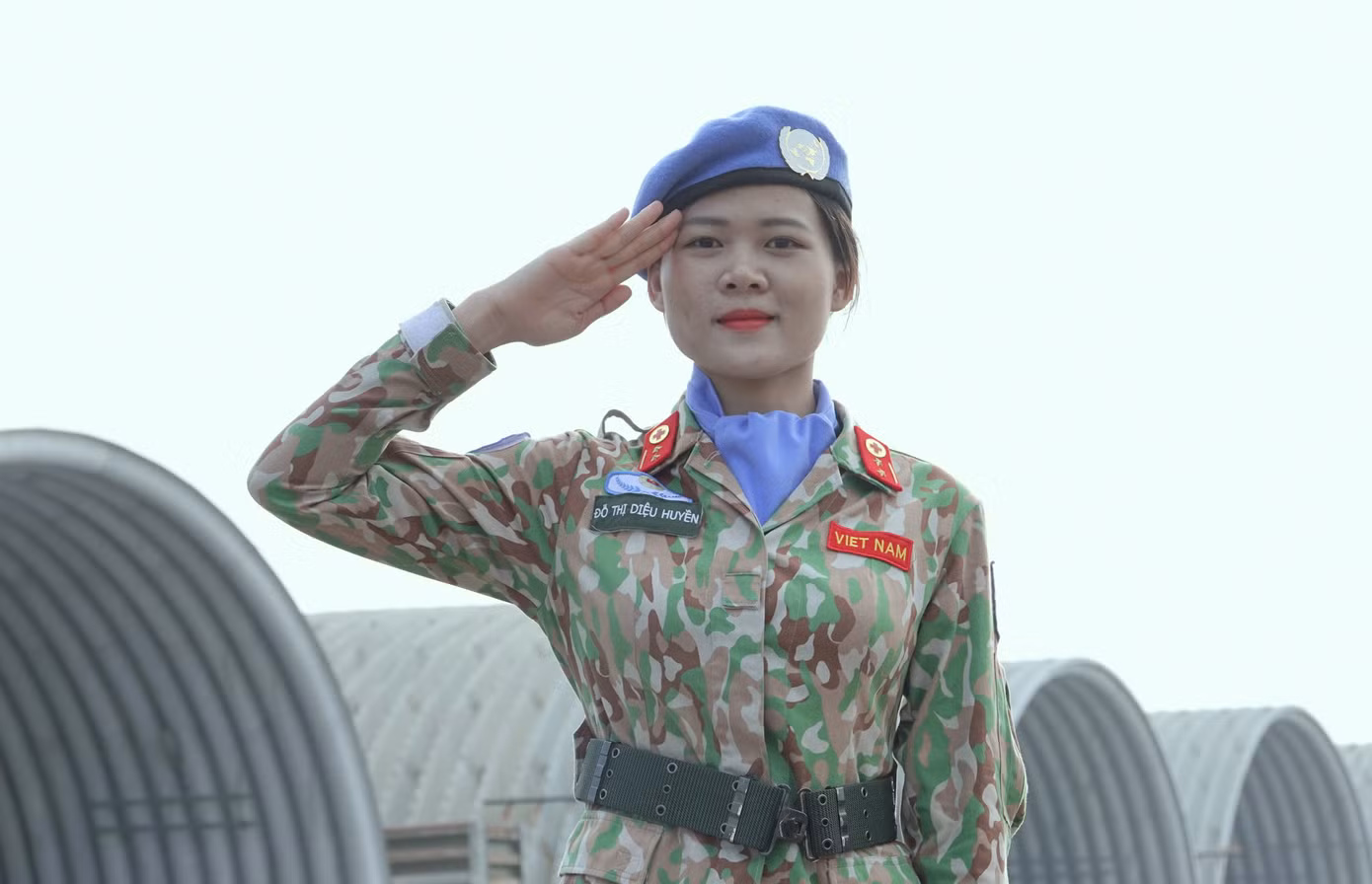 Nữ trung úy 23 tuổi chia sẻ, những kiến thức về ngoại ngữ, đối ngoại quốc phòng... mà chị thu nạp được trong thời gian học tập tại Học viện Khoa học Quân sự - cái nôi đào tạo ngoại ngữ hàng đầu của Quân đội là điểm cộng giúp chị trở thành sĩ quan gìn giữ hòa bình Liên Hợp Quốc.