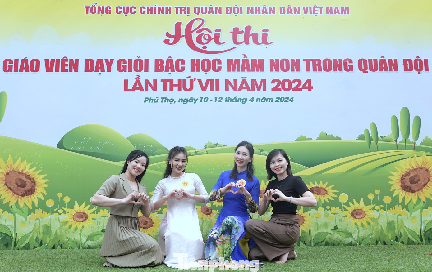 Cán bộ, giáo viên mầm non thuộc Quân chủng Phòng không - Không quân về dự hội thi. Cán bộ, giáo viên mầm non thuộc Quân chủng Phòng không - Không quân về dự hội thi.