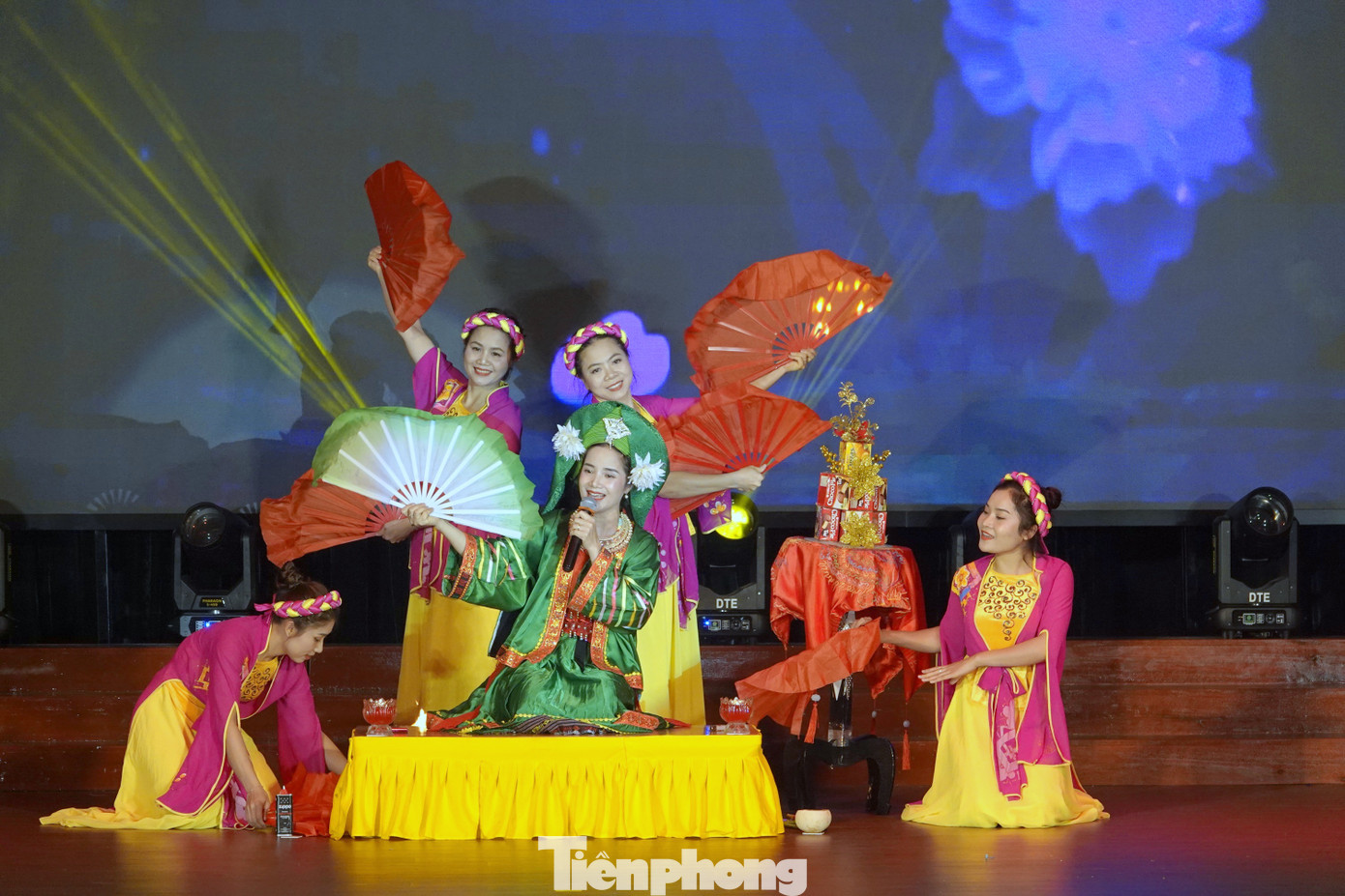 Một số tiết mục xuất sắc được công diễn tại lễ bế mạc hội thi, chiều 12/4. Một số tiết mục xuất sắc được công diễn tại lễ bế mạc hội thi, chiều 12/4.