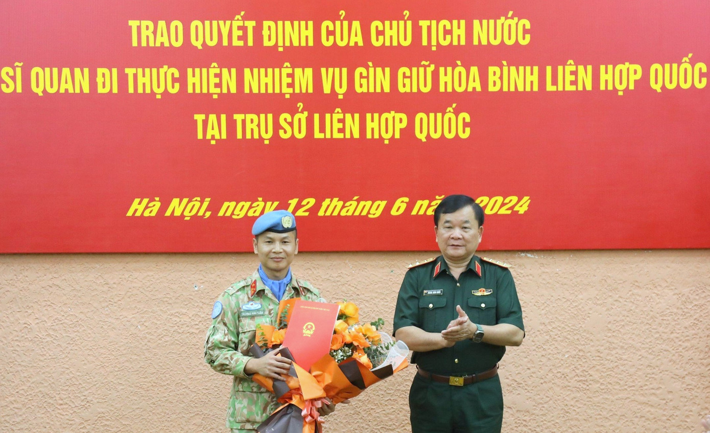 Thừa ủy quyền của Chủ tịch nước, Thứ trưởng Bộ Quốc phòng Hoàng Xuân Chiến trao Quyết định cử Thượng tá Trương Anh Tuấn đi thực hiện nhiệm vụ tại trụ sở Liên Hợp Quốc. Thừa ủy quyền của Chủ tịch nước, Thứ trưởng Bộ Quốc phòng Hoàng Xuân Chiến trao Quyết định cử Thượng tá Trương Anh Tuấn đi thực hiện nhiệm vụ tại trụ sở Liên Hợp Quốc.