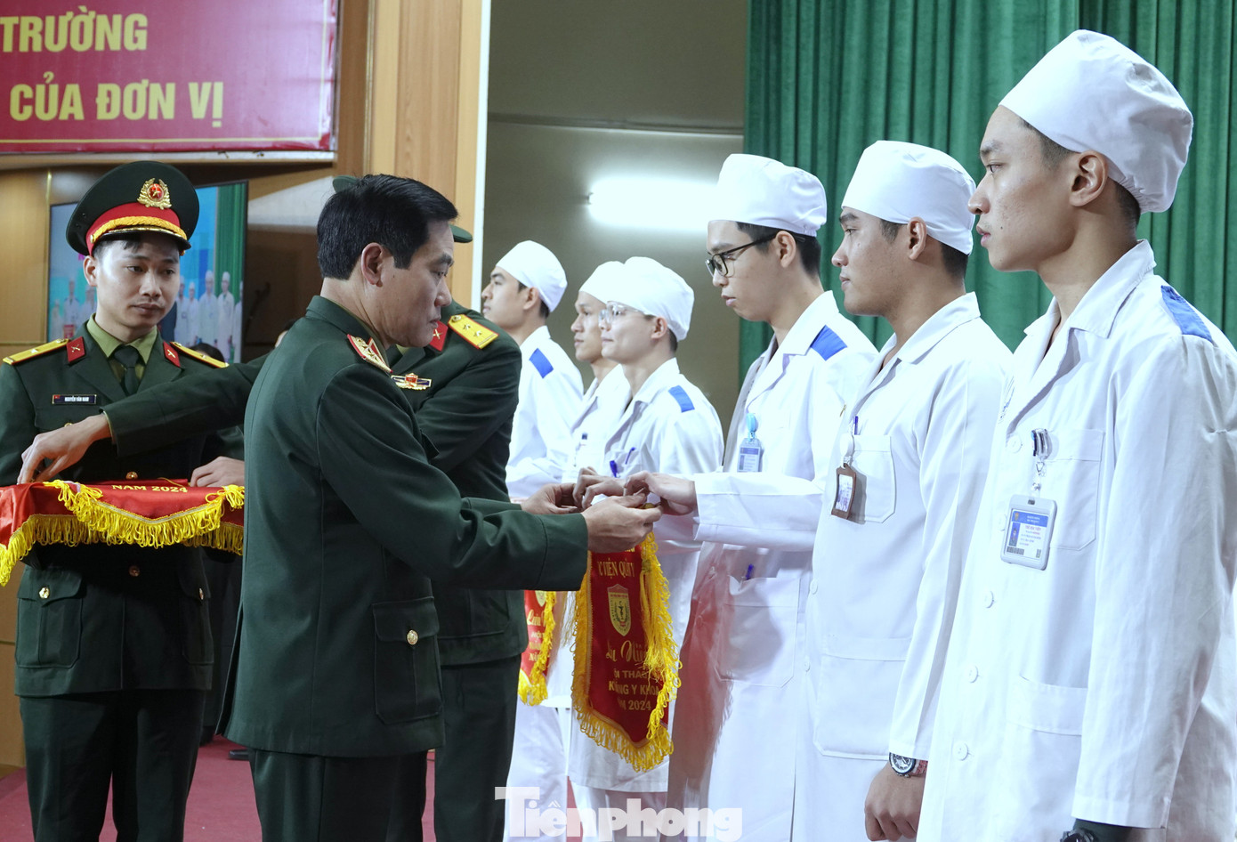 Trung tướng, GS.TS Trần Viết Tiến - Giám đốc Học viện Quân y, trao cờ lưu niệm tặng 6 đội thi tham gia hội thao. Trung tướng, GS.TS Trần Viết Tiến - Giám đốc Học viện Quân y, trao cờ lưu niệm tặng 6 đội thi tham gia hội thao.