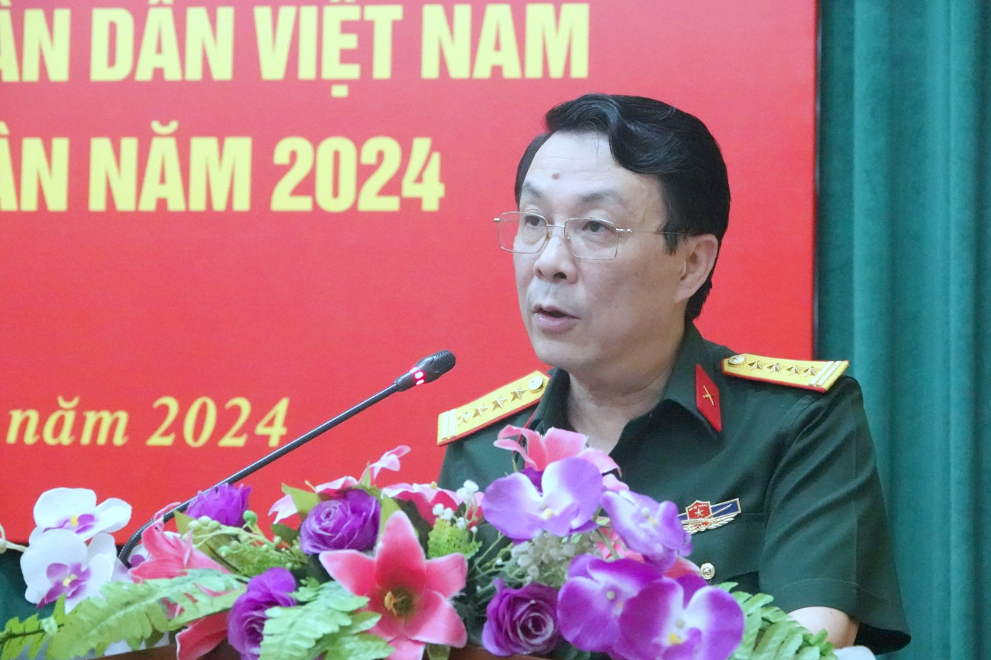 Đại tá Nguyễn Xuân Thuỷ - Phó Cục trưởng Cục Tuyên huấn (Tổng cục Chính trị QĐND Việt Nam), chủ trì họp báo, chiều 26/4. Ảnh: Nguyễn Minh