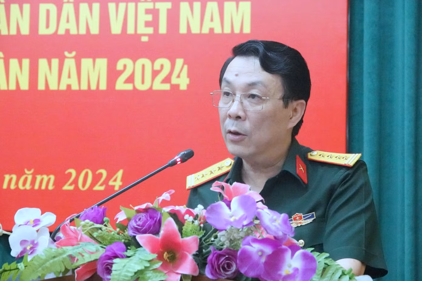 Đại tá Nguyễn Xuân Thuỷ - Phó Cục trưởng Cục Tuyên huấn (Tổng cục Chính trị QĐND Việt Nam), chủ trì họp báo, chiều 26/4. Ảnh: Nguyễn Minh
