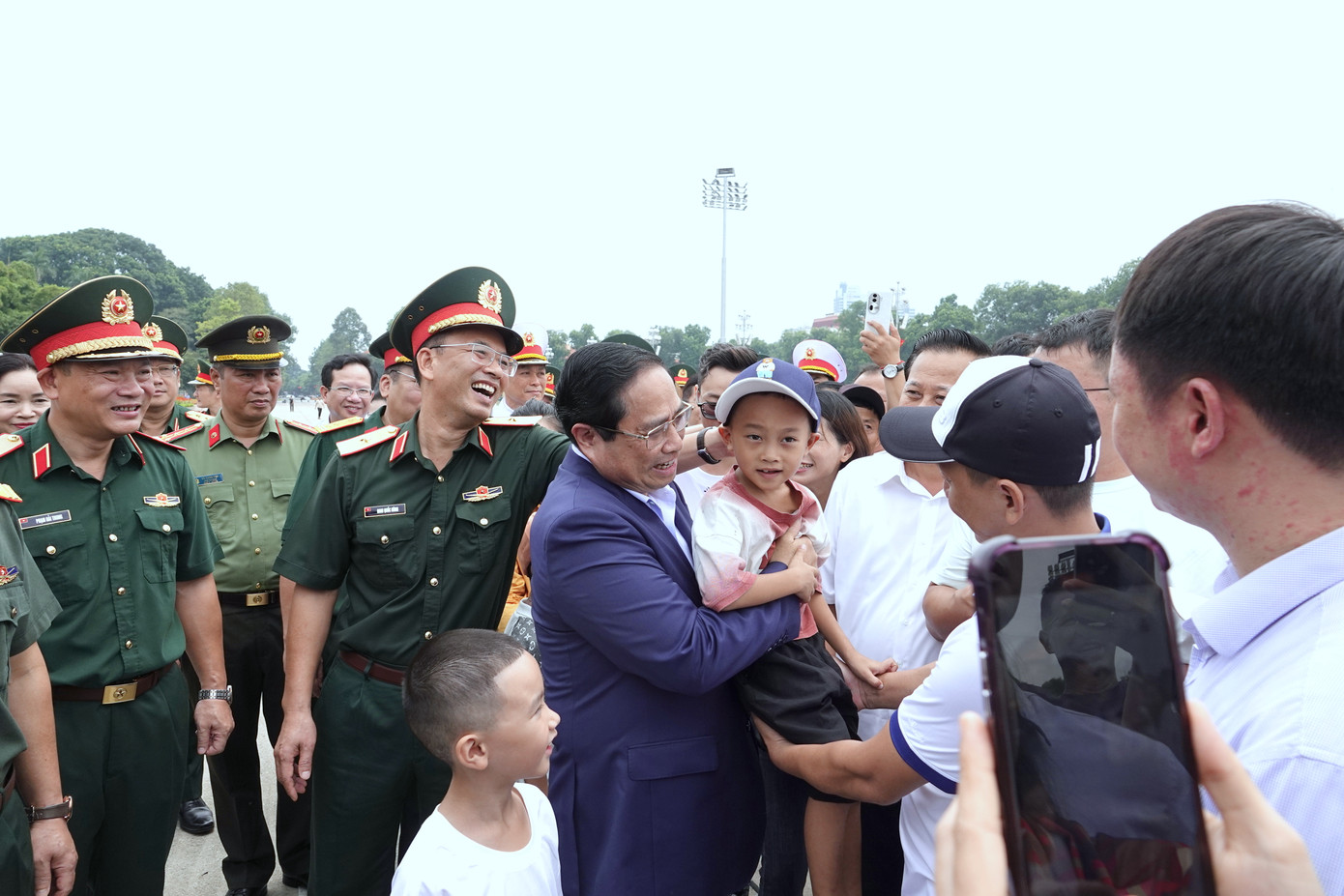 Thủ tướng Phạm Minh Chính thăm hỏi, trò chuyện với người dân và du khách quốc tế tới tham quan Quảng trường Ba Đình, sáng 12/8.