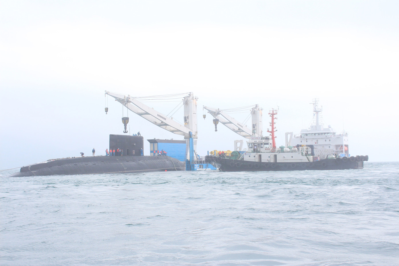 Tàu ngầm 183 - TP.HCM cập quân cảng Cam Ranh sau khi rời Tàu Rolldock Star, tháng 3/2014. Tàu ngầm 183 - TP.HCM cập quân cảng Cam Ranh sau khi rời Tàu Rolldock Star, tháng 3/2014.