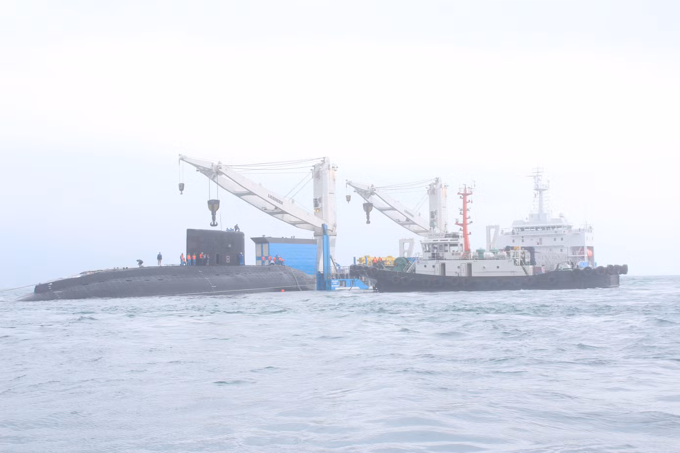 Tàu ngầm 183 - TP.HCM cập quân cảng Cam Ranh sau khi rời Tàu Rolldock Star, tháng 3/2014. Tàu ngầm 183 - TP.HCM cập quân cảng Cam Ranh sau khi rời Tàu Rolldock Star, tháng 3/2014.