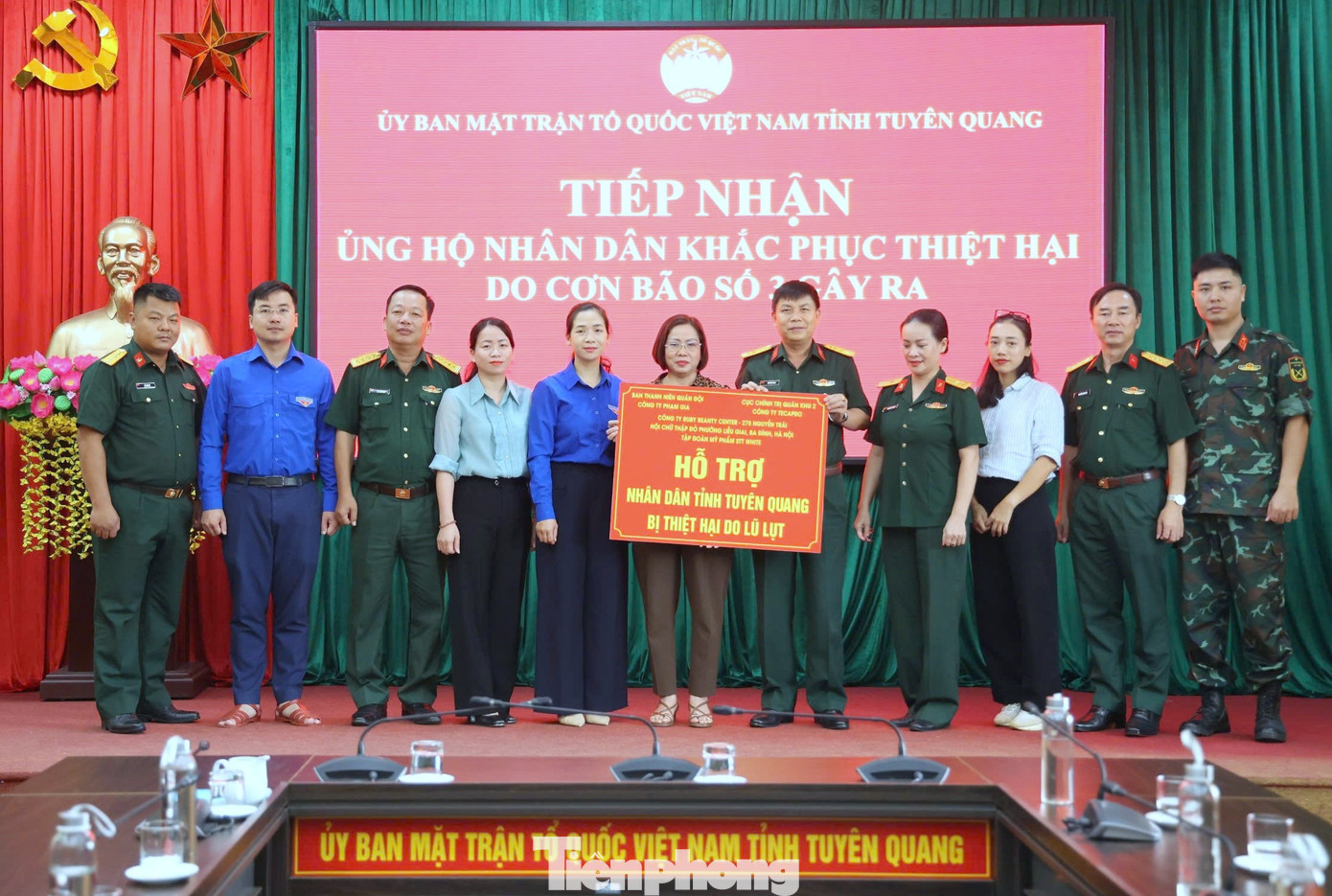 Ban TNQĐ và đơn vị đồng hành trao quà hỗ trợ người dân Tuyên Quang tại Ủy ban MTTQ Việt Nam tỉnh Tuyên Quang, ngày 21/9. Ban TNQĐ và đơn vị đồng hành trao quà hỗ trợ người dân Tuyên Quang tại Ủy ban MTTQ Việt Nam tỉnh Tuyên Quang, ngày 21/9.