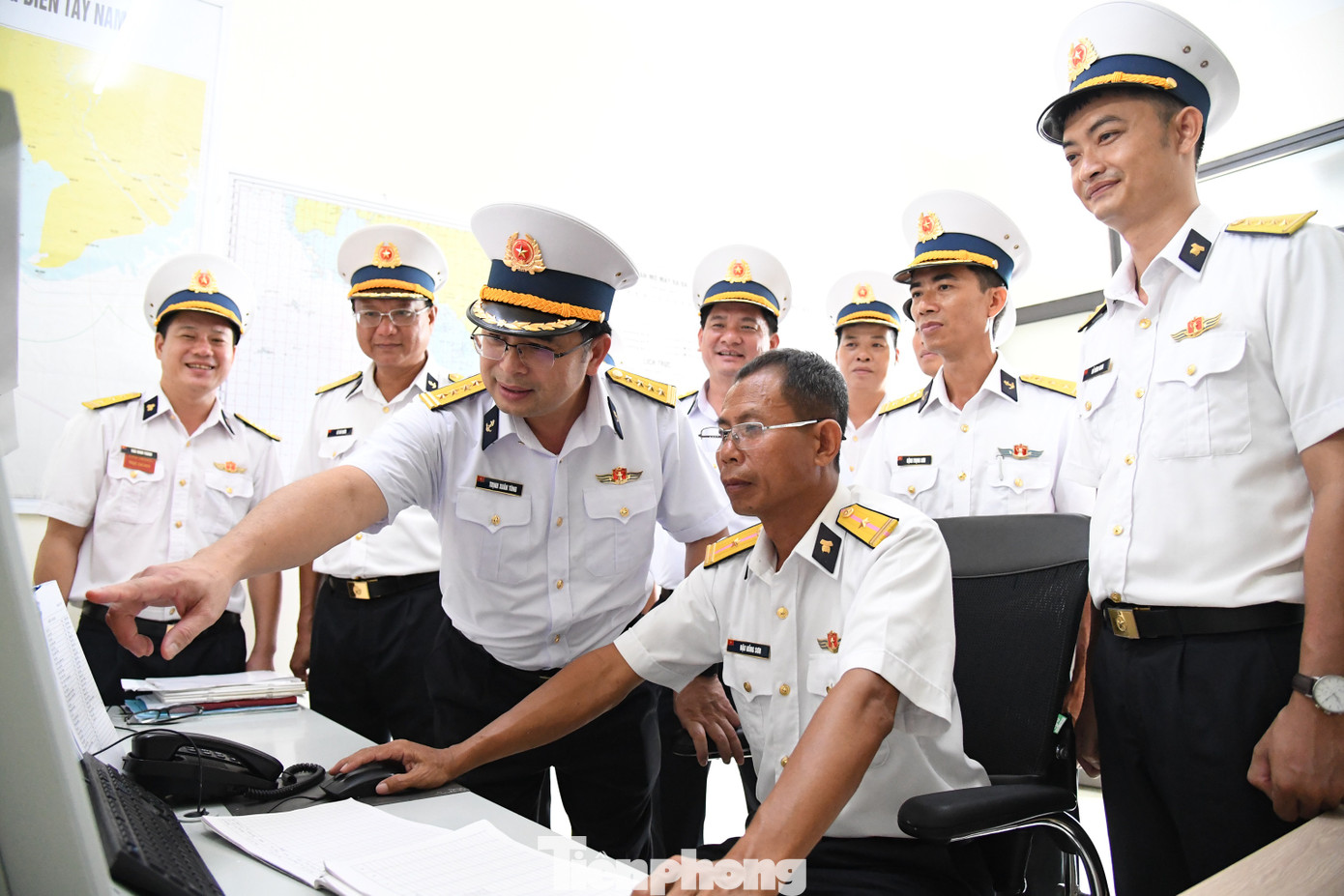 Tư lệnh Vùng 5 Hải quân Trịnh Xuân Tùng (thứ 3 từ trái sang) kiểm tra công tác quan sát, sẵn sàng chiến đấu tại Trạm ra-đa 605 thuộc Trung đoàn 551. Tư lệnh Vùng 5 Hải quân Trịnh Xuân Tùng (thứ 3 từ trái sang) kiểm tra công tác quan sát, sẵn sàng chiến đấu tại Trạm ra-đa 605 thuộc Trung đoàn 551.