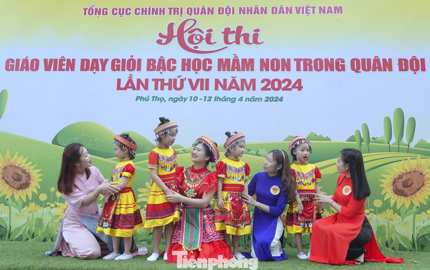 Các cô giáo và học sinh mầm non thuộc Tổng cục Kỹ thuật về dự hội thi. Các cô giáo và học sinh mầm non thuộc Tổng cục Kỹ thuật về dự hội thi.