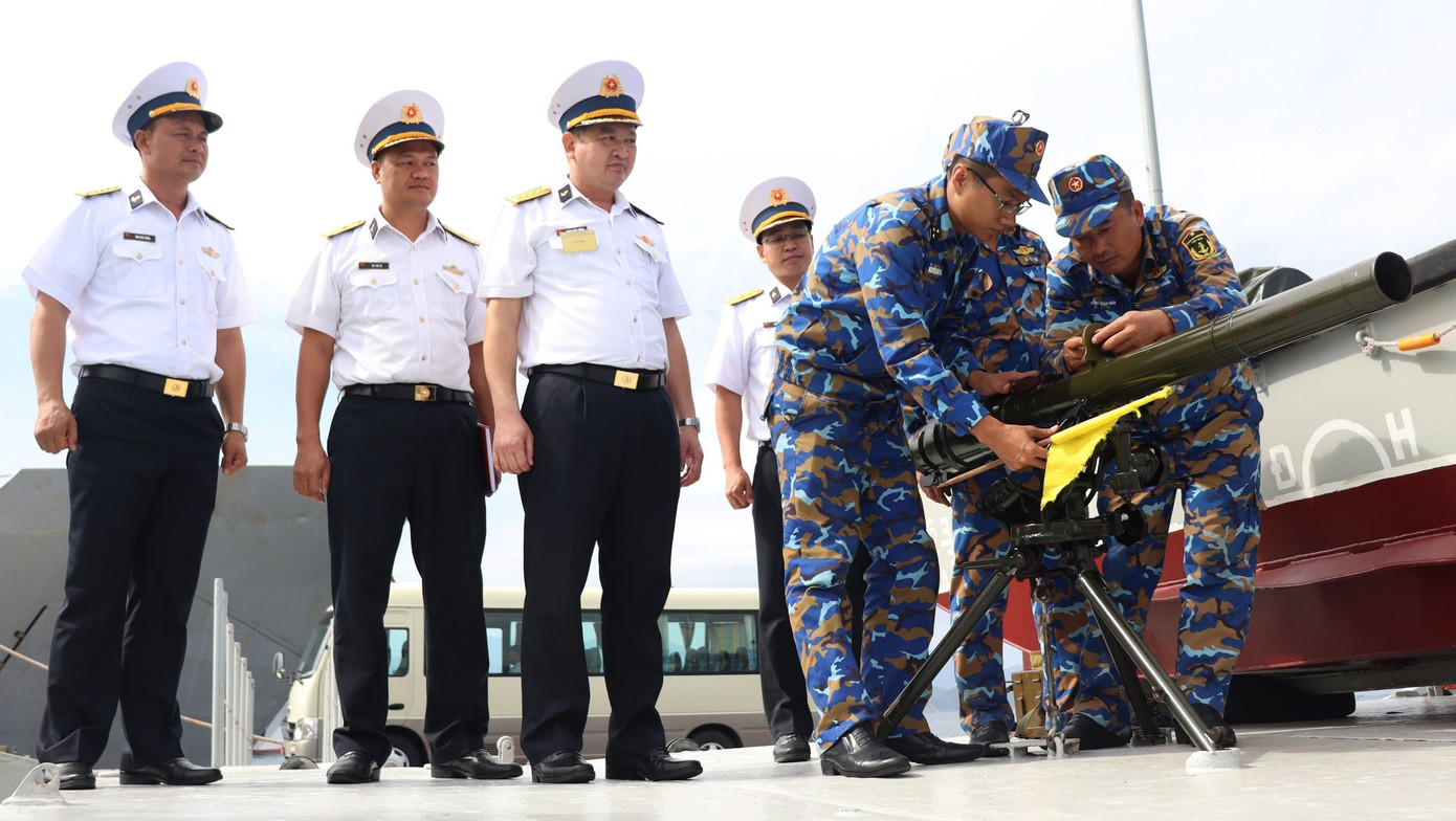 Đoàn kiểm tra của Quân chủng Hải quân kiểm tra công tác chuẩn bị vật chất, vũ khí trang bị tại Tàu 633, Hải đội 413, Lữ đoàn 955.