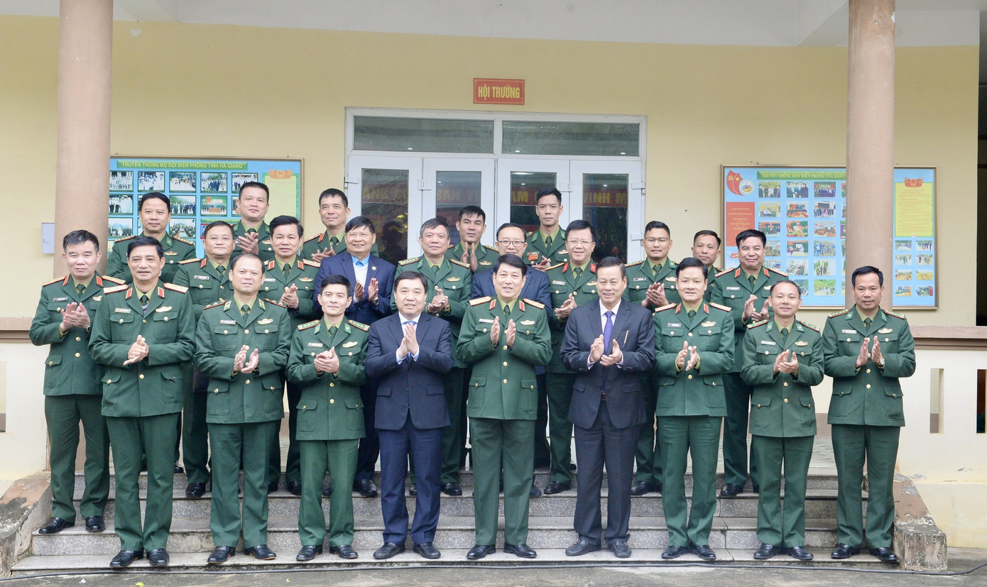 Đại tướng Lương Cường và các đại biểu tại Đồn Biên phòng cửa khẩu quốc tế Thanh Thủy.