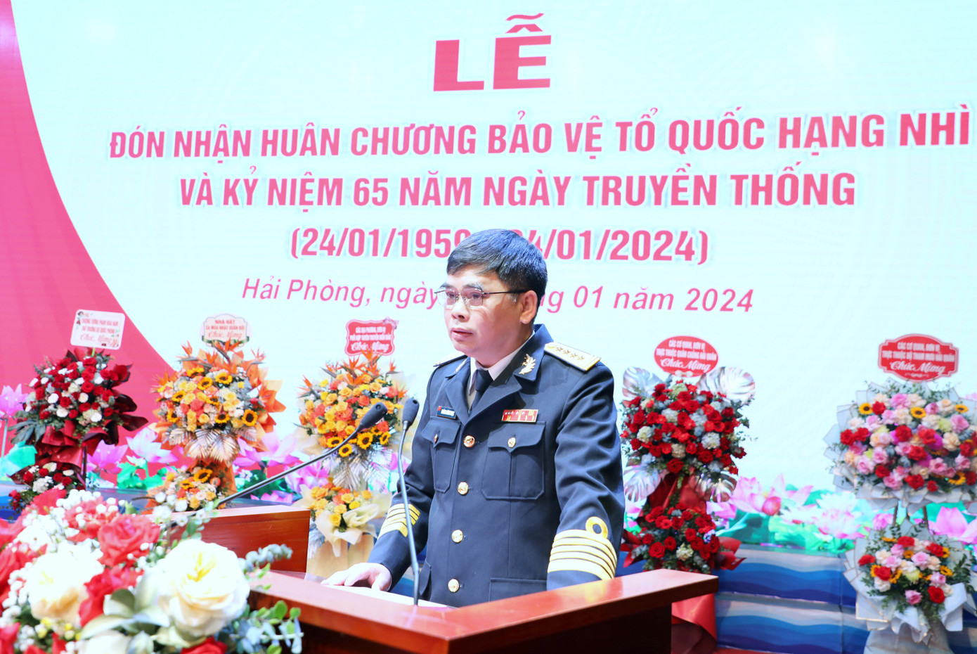Đại tá Hoàng Lương Ngọc - Bí thư Đảng ủy Bộ Tham mưu, Phó Tham mưu trưởng Hải quân đọc diễn văn kỷ niệm. Đại tá Hoàng Lương Ngọc - Bí thư Đảng ủy Bộ Tham mưu, Phó Tham mưu trưởng Hải quân đọc diễn văn kỷ niệm.