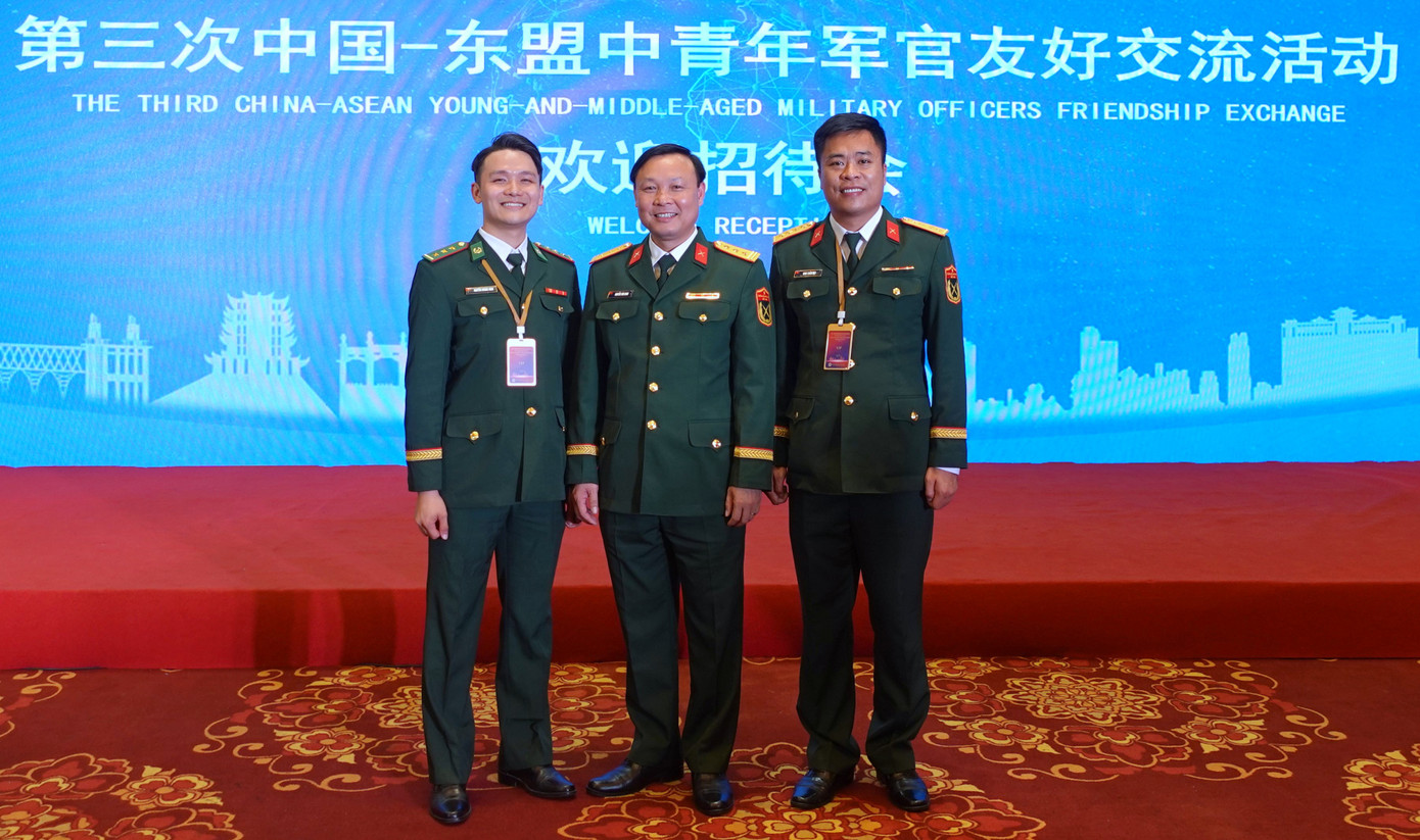 Theo quyết định của Bộ trưởng Bộ Quốc phòng, đoàn Sĩ quan trẻ Việt Nam tham dự chương trình Giao lưu Sĩ quan trẻ ASEAN - Trung Quốc lần thứ 3 gồm ba thành viên. Theo quyết định của Bộ trưởng Bộ Quốc phòng, đoàn Sĩ quan trẻ Việt Nam tham dự chương trình Giao lưu Sĩ quan trẻ ASEAN - Trung Quốc lần thứ 3 gồm ba thành viên.