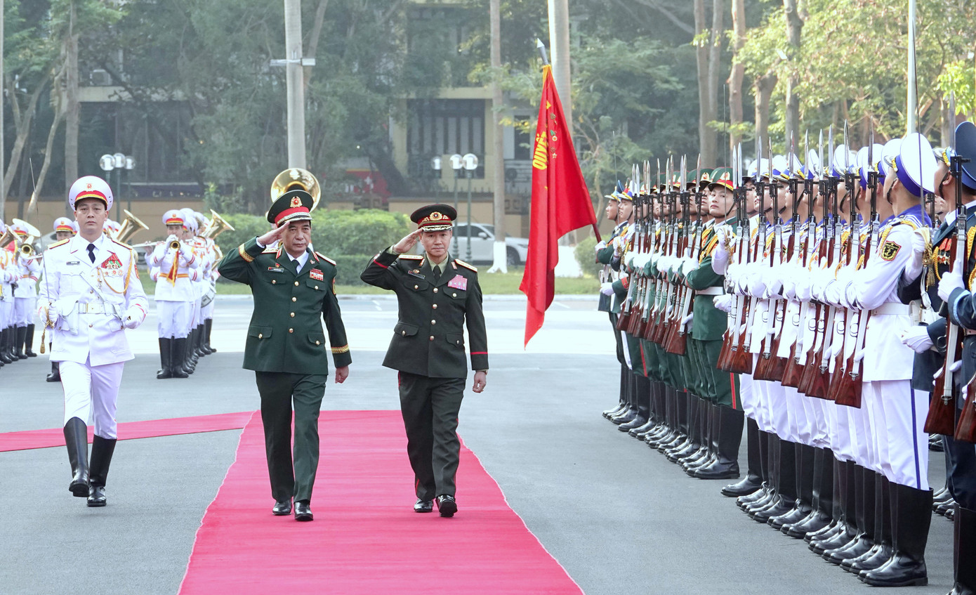 Đại tướng Phan Văn Giang và Thượng tướng Khamliang Outhakaysone duyệt Đội danh dự Quân đội nhân dân Việt Nam, sáng 18/12.