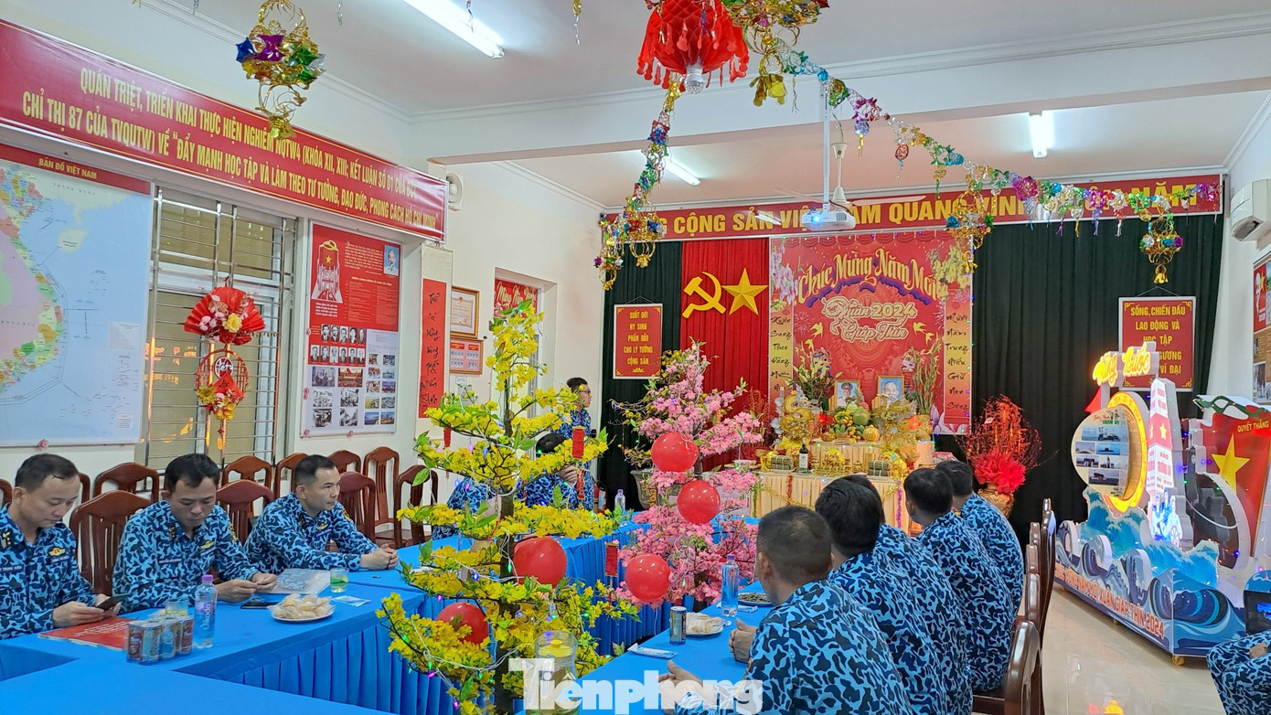 Phòng đón xuân được bày trí công phu, trang trọng.