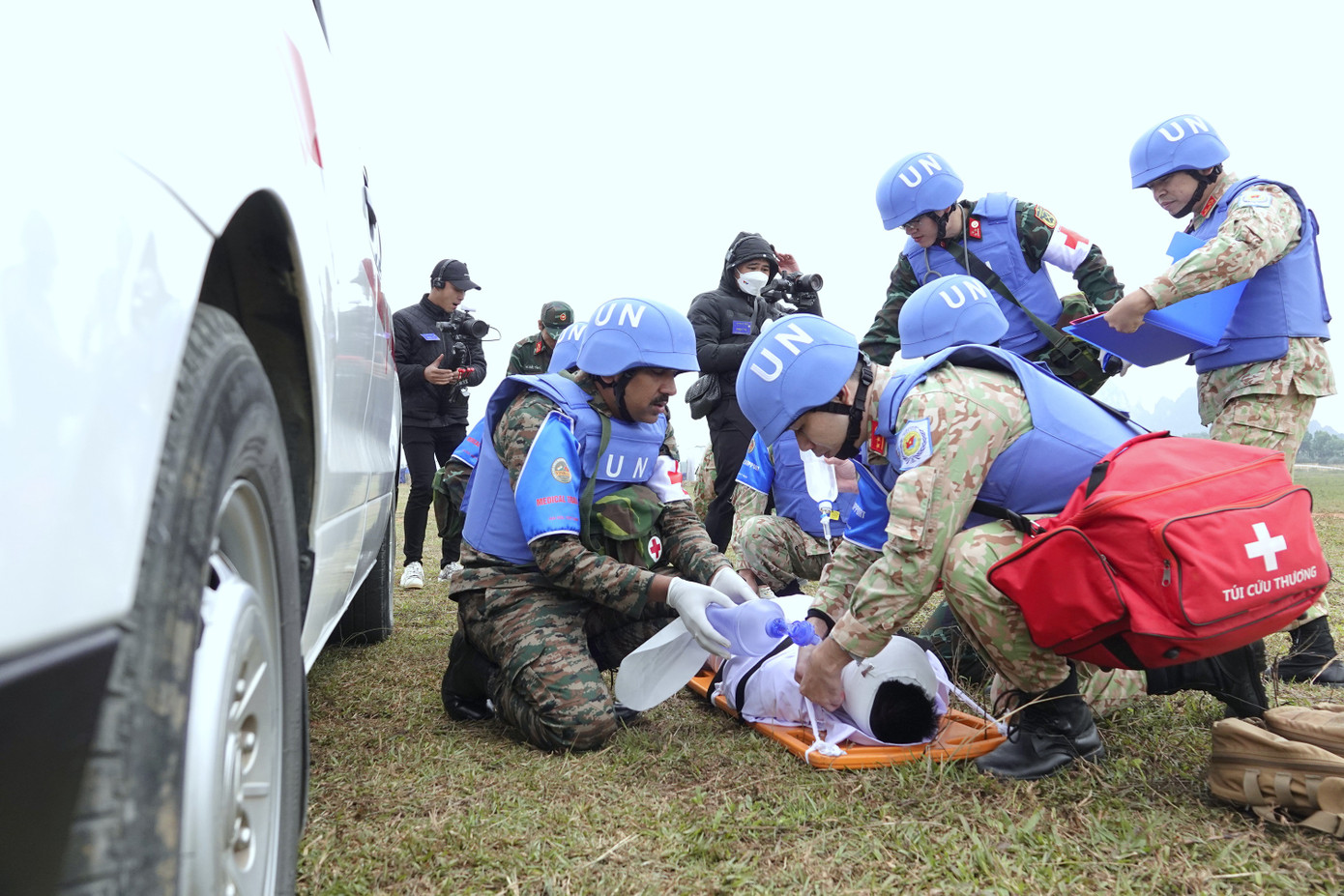 Quân đội Việt Nam và Ấn Độ tham gia Diễn tập song phương về GGHB LHQ năm 2023 tại Việt Nam (VINBAX 2023). Quân đội Việt Nam và Ấn Độ tham gia Diễn tập song phương về GGHB LHQ năm 2023 tại Việt Nam (VINBAX 2023).