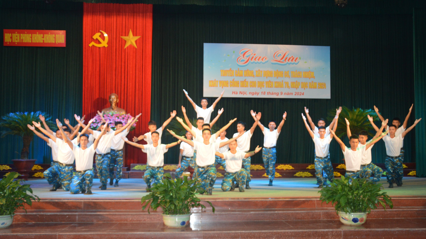 Tiết mục văn nghệ do đoàn viên, thanh niên Học viện PK-KQ thể hiện. Tiết mục văn nghệ do đoàn viên, thanh niên Học viện PK-KQ thể hiện.