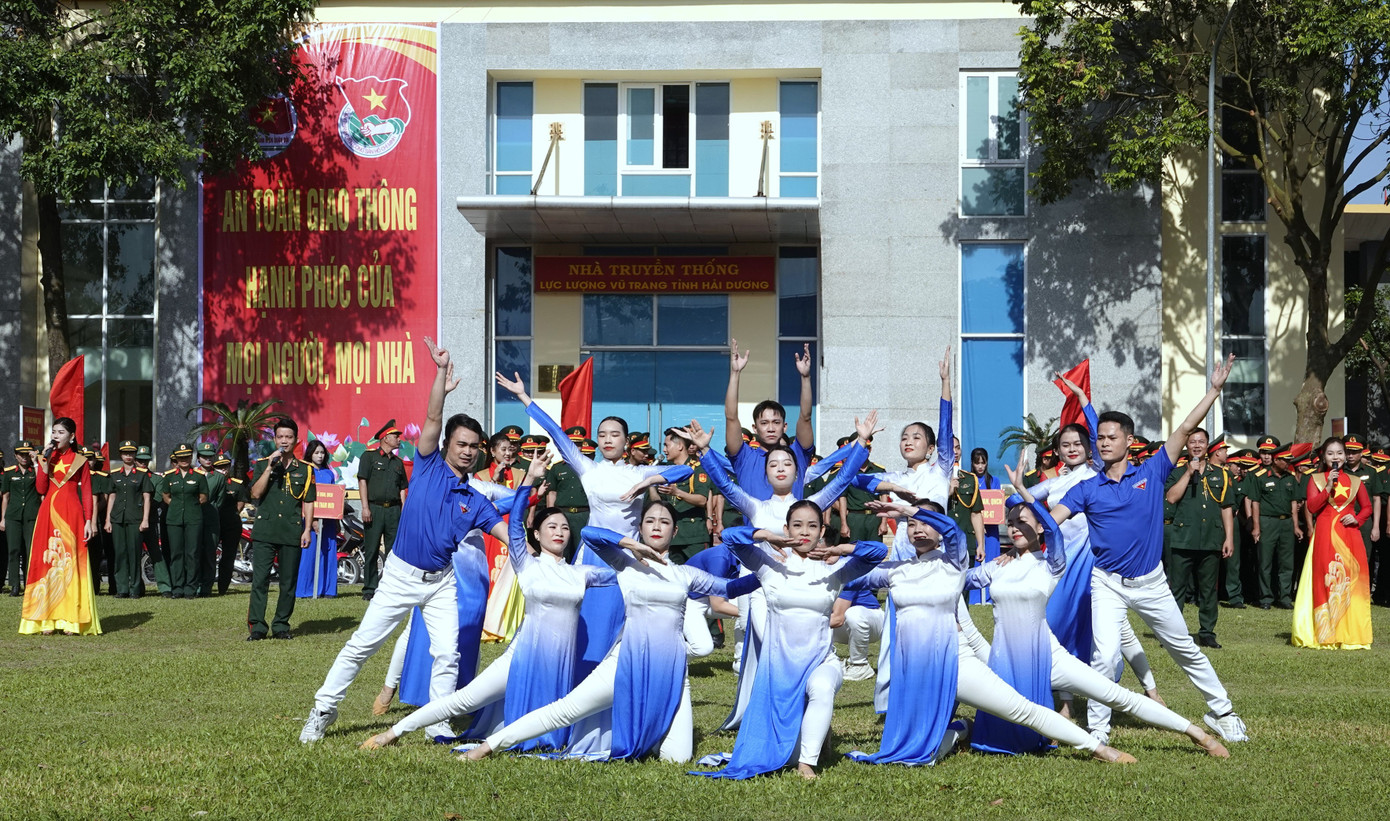 Chương trình nghệ thuật đặc sắc tại ngày hội.