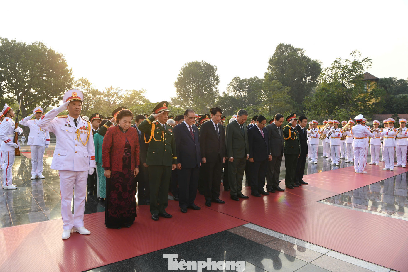 Tổng Bí thư Tô Lâm, Chủ tịch nước Lương Cường, Thủ tướng Chính phủ Phạm Minh Chính và Chủ tịch Quốc hội Trần Thanh Mẫn cùng các đại biểu lãnh đạo, nguyên lãnh đạo tưởng niệm các Anh hùng Liệt sĩ.