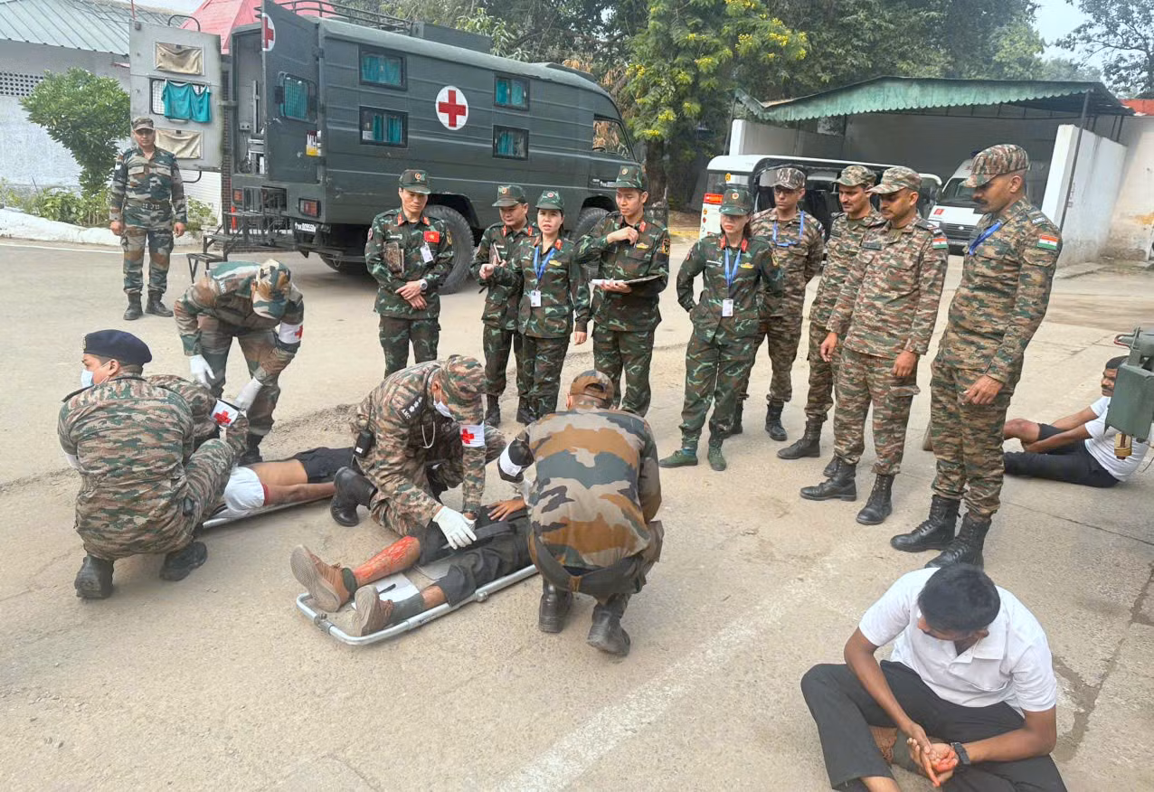 Quân nhân Việt Nam và Ấn Độ trong tình huống huấn luyện cấp cứu hàng loạt tại VINBAX 2024.