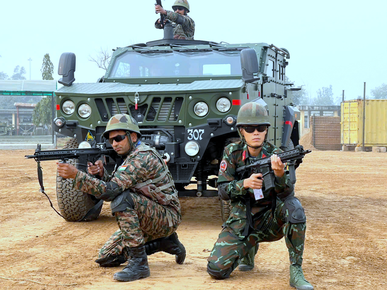 Quân nhân Việt Nam và quân nhân Ấn Độ trong một tình huống diễn tập tại VINBAX 2024.