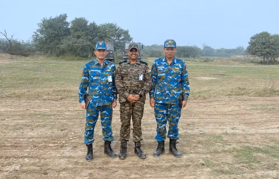 Hai sĩ quan không quân Việt Nam và quân nhân Ấn Độ tại VINBAX 2024.