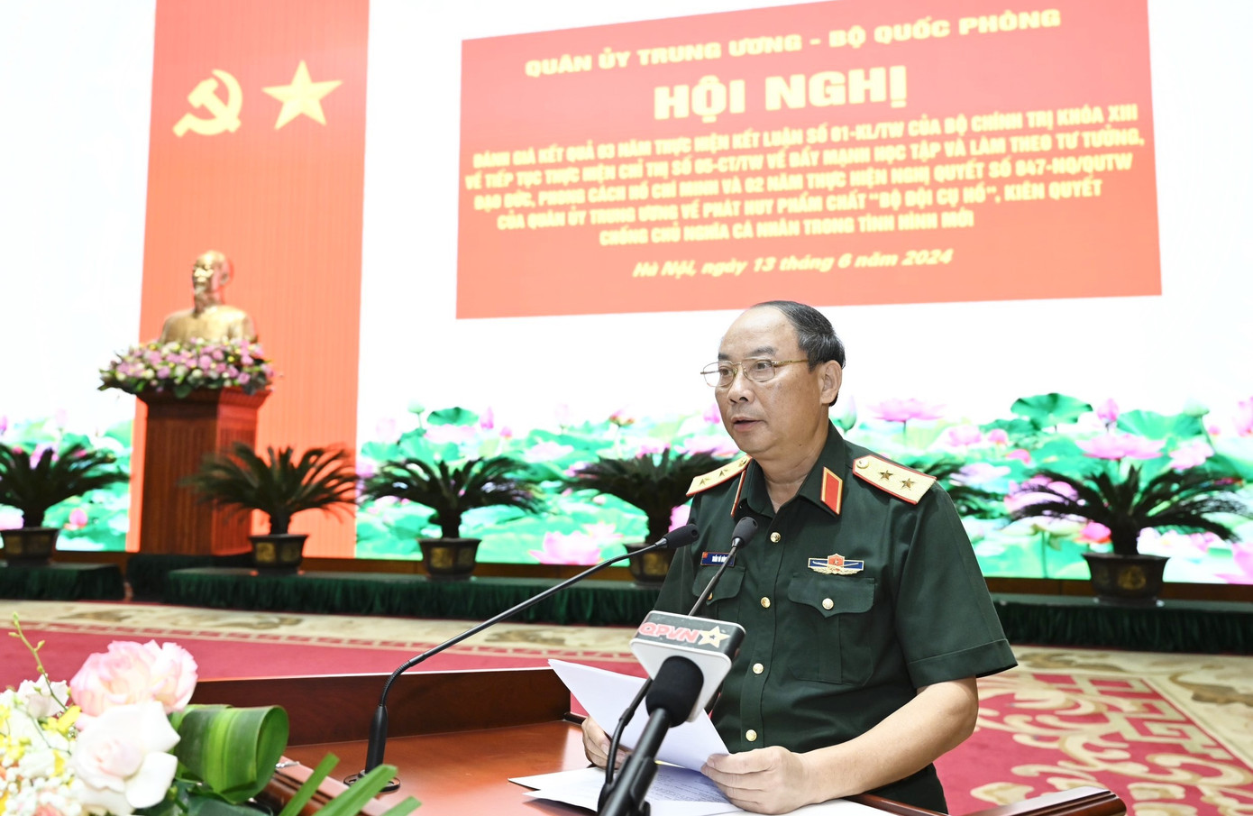 Các đại biểu trình bày tham luận tại hội nghị. Các đại biểu trình bày tham luận tại hội nghị.