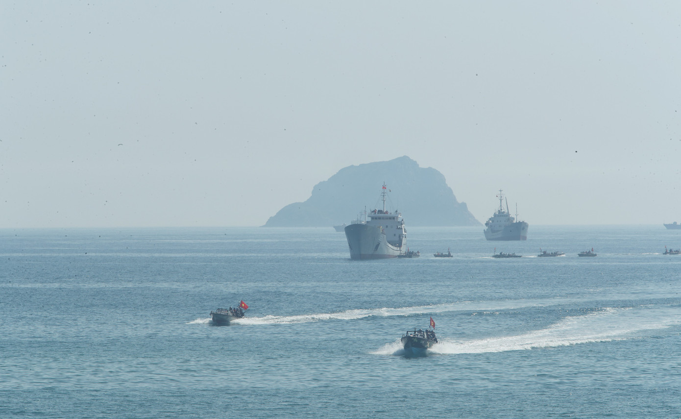 Bộ đội Hải quân huấn luyện hiệp đồng đổ bộ đường biển. Bộ đội Hải quân huấn luyện hiệp đồng đổ bộ đường biển.