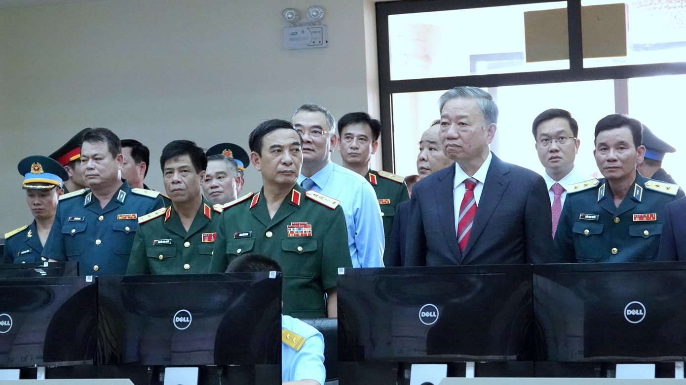 Chủ tịch nước kiểm tra kíp trực tại Trung tâm Quản lý vùng trời thuộc Sở chỉ huy Quân chủng PK-KQ. Chủ tịch nước kiểm tra kíp trực tại Trung tâm Quản lý vùng trời thuộc Sở chỉ huy Quân chủng PK-KQ.